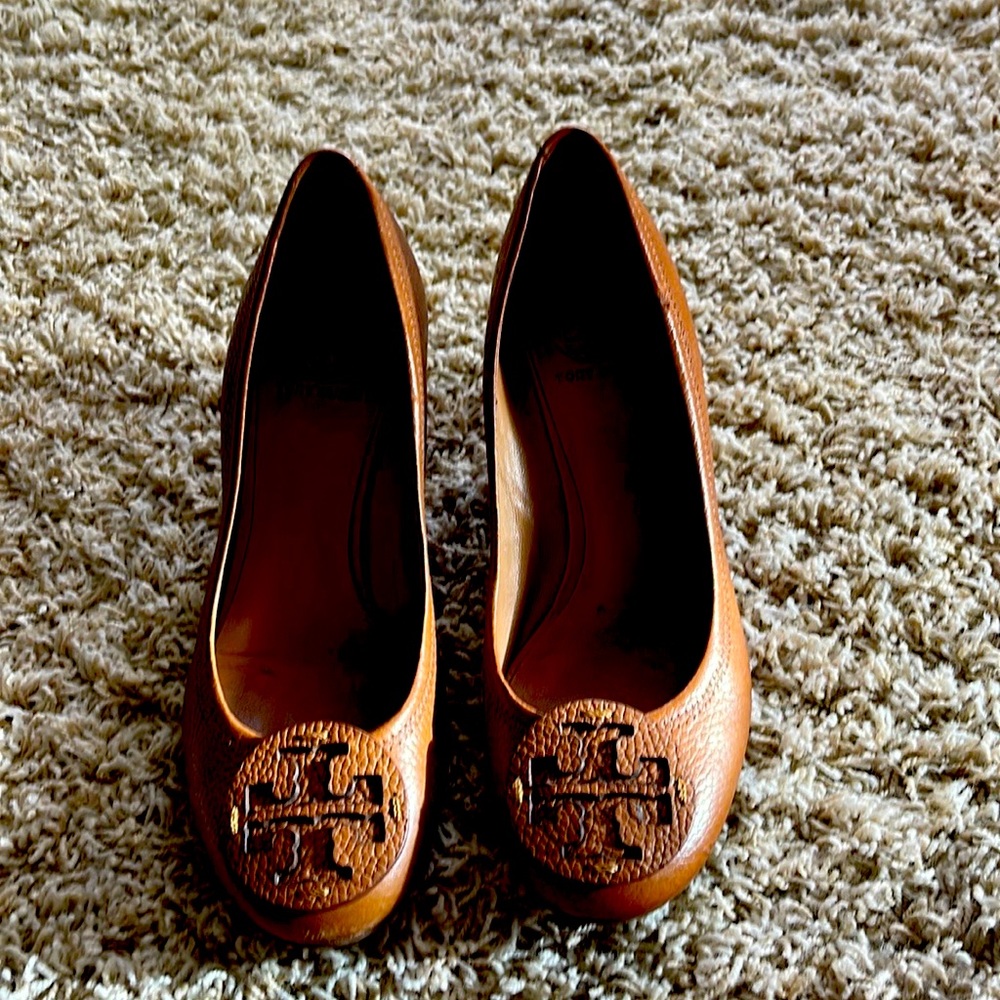 Tory Burch wedge in tan. Size 8.5